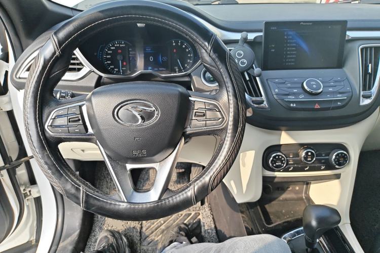 Used Soueast DX7 2017 1.5T Automatic White Rider Trim Center Console