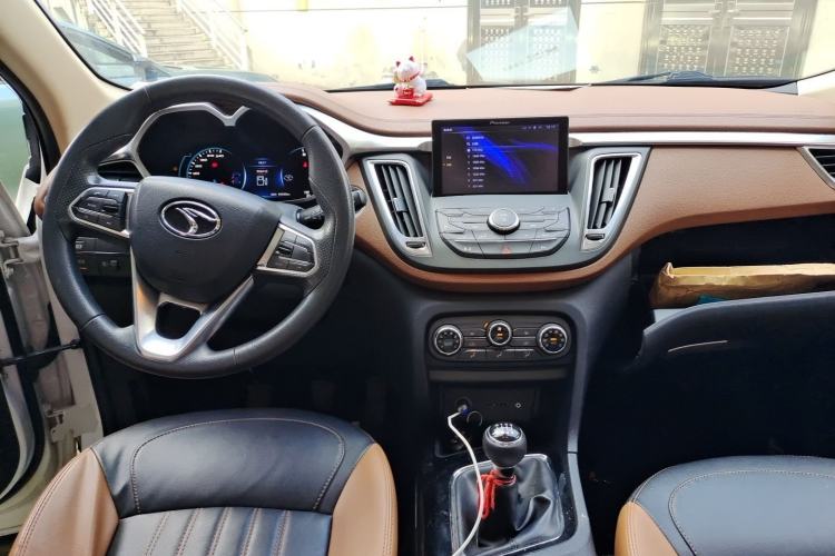 Used Soueast DX7 2017 1.5T Manual Triumph Edition Center Console