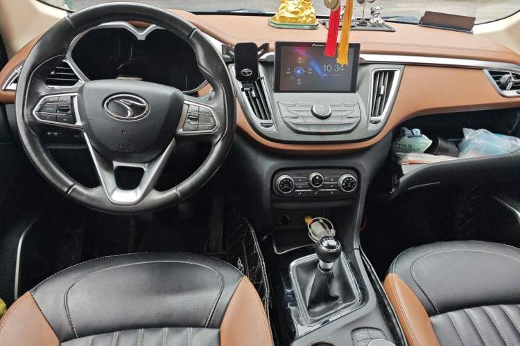 Used Soueast DX7 2017 1.5T Automatic Luxury Model Center Console