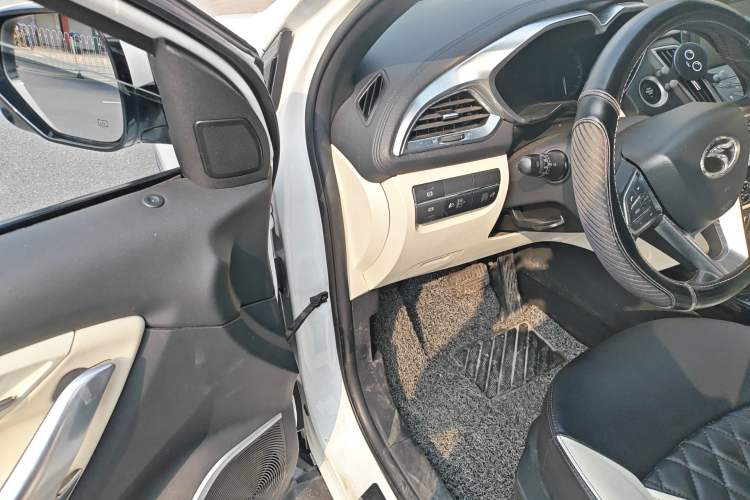 Used Soueast DX7 2017 1.5T Automatic White Rider Trim Driver Seat