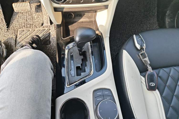 Used Soueast DX7 2017 1.5T Automatic White Rider Trim Gear Lever