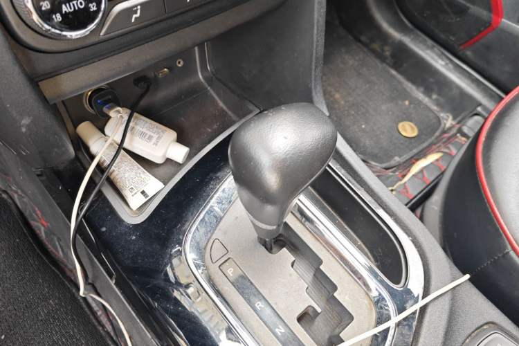 Used Soueast DX7 2017 1.5T Automatic Luxury Model Gear Lever