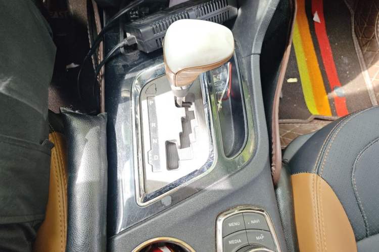 Used Soueast DX7 2017 1.5T Automatic Luxury Model Gear Lever