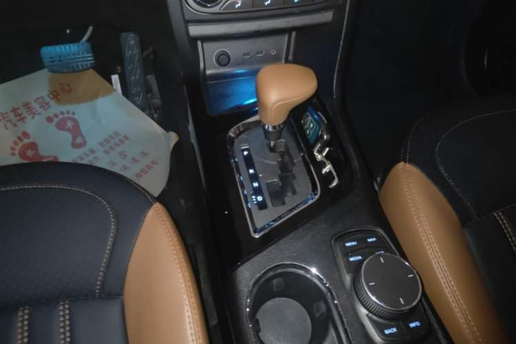 Used Soueast DX7 2017 1.5T Automatic Luxury Model Gear Lever