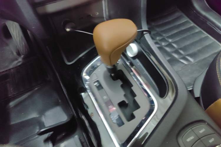 Used Soueast DX7 2017 1.5T Automatic Luxury Model Gear Lever
