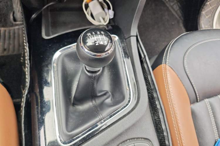 Used Soueast DX7 2017 1.5T Automatic Luxury Model Gear Lever
