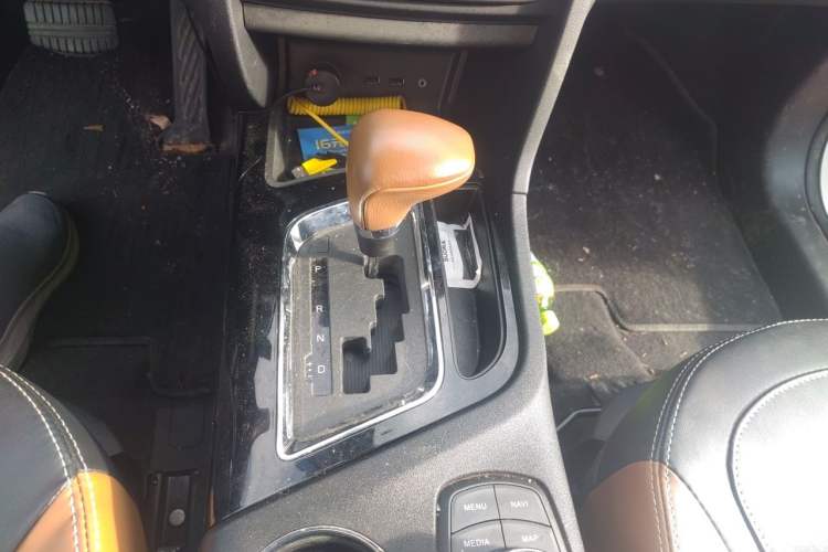 Used Soueast DX7 2017 1.5T Automatic Luxury Model Gear Lever