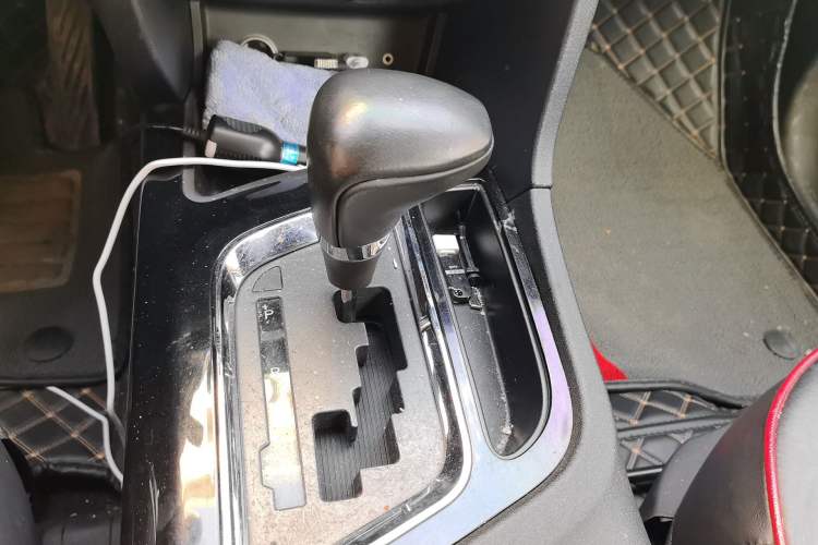 Used Soueast DX7 2017 1.5T Automatic Luxury Model Gear Lever