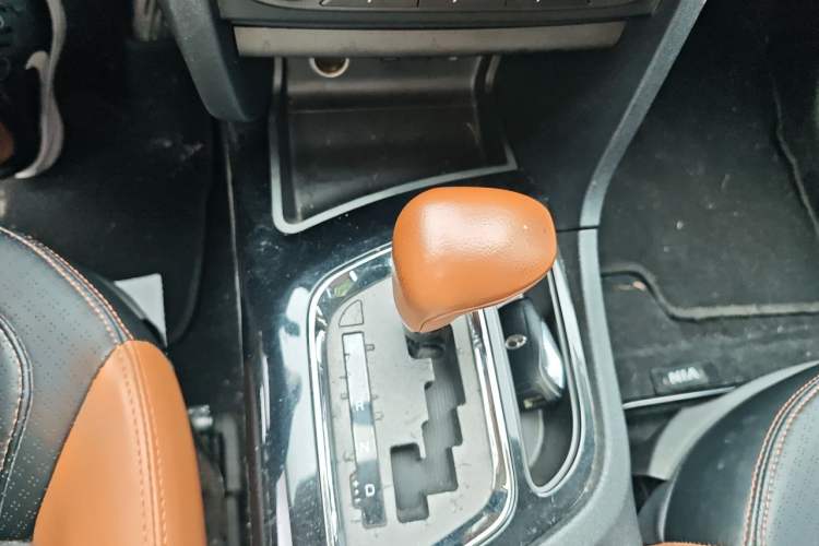 Used Soueast DX7 2017 1.5T Automatic Luxury Model Gear Lever