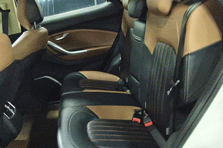 Used Soueast DX7 2017 1.5T Automatic Glory Edition Interior 4