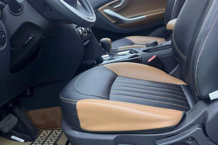 Used Soueast DX7 2017 1.5T Automatic Glory Edition Interior 5
