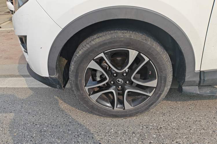 Used Soueast DX7 2017 1.5T Automatic White Rider Trim Left Front Wheel Hub