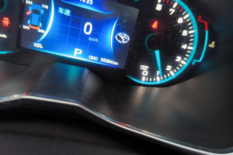 Used Soueast DX7 2017 1.5T Automatic White Rider Trim Odometer Close Up