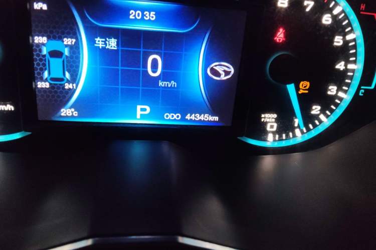 Used Soueast DX7 2017 1.5T Automatic Luxury Model Odometer Close Up