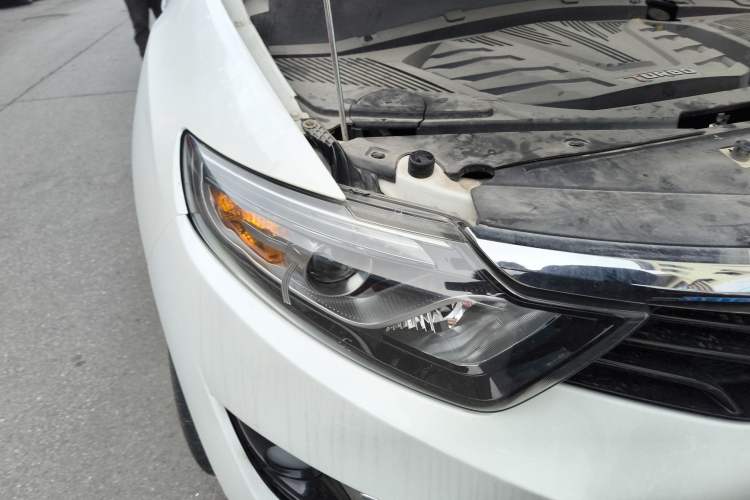 Used Soueast DX7 2017 1.5T Automatic White Rider Trim Right Front Headlight