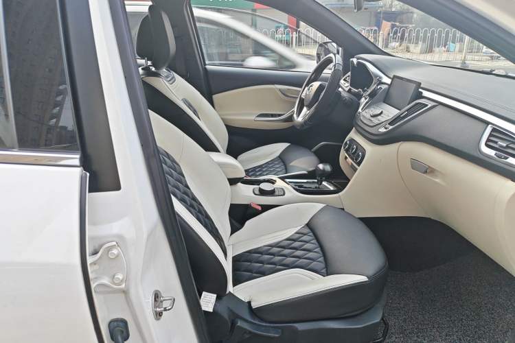 Used Soueast DX7 2017 1.5T Automatic White Rider Trim Right Front Seat