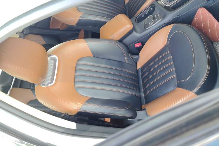 Used Soueast DX7 2017 1.5T Automatic Glory Edition Right Front Seat