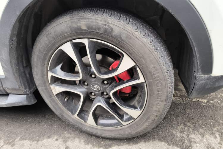 Used Soueast DX7 2017 1.5T Automatic White Rider Trim Right Front Wheel Hub