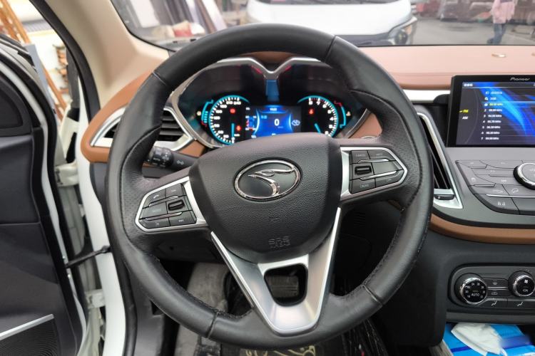 Used Soueast DX7 2017 1.5T Automatic White Rider Trim Steering Wheel