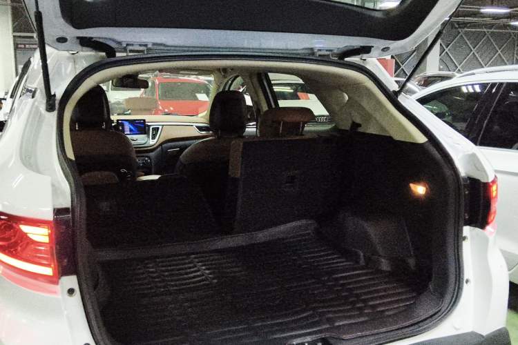 Used Soueast DX7 2017 1.5T Automatic Glory Edition Trunk