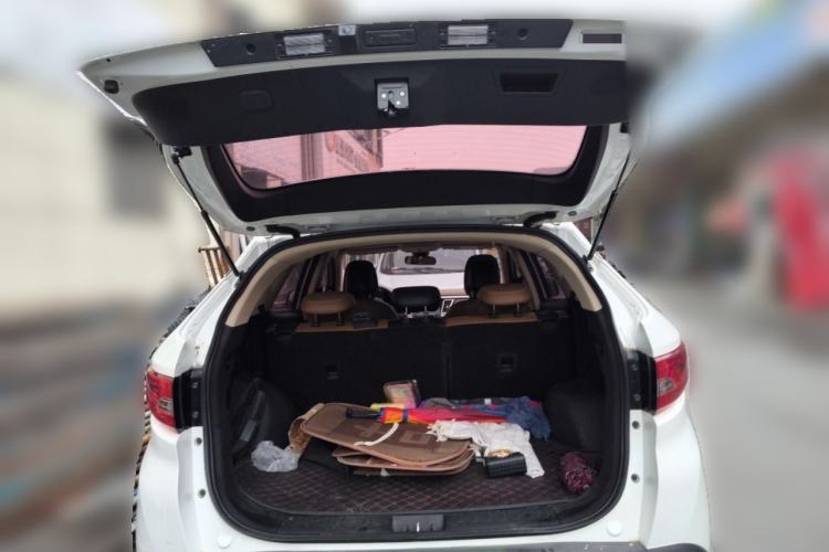 Used Soueast DX7 2017 1.5T Automatic White Rider Trim Trunk