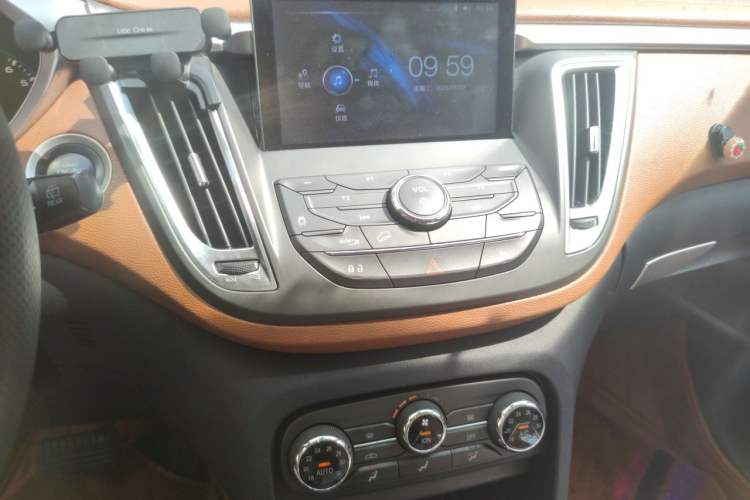 Used Soueast DX7 2018 1.5T Automatic Luxury Model Audio And AC Panel