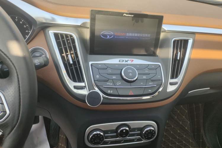 Used Soueast DX7 2018 1.5T Automatic Luxury Model Audio And AC Panel