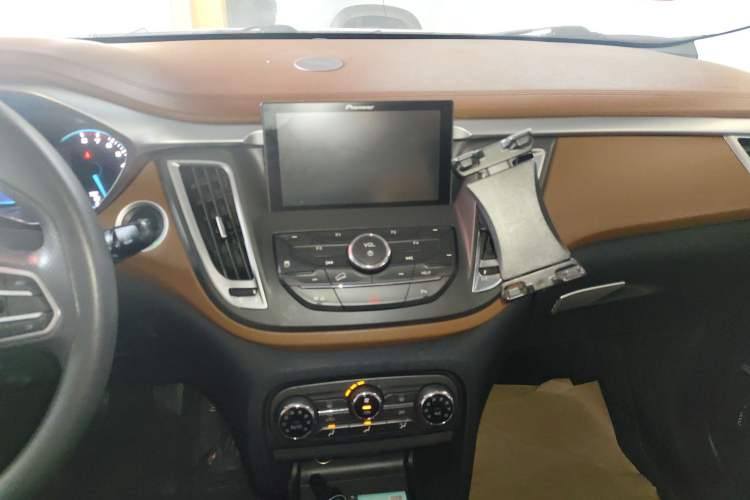 Used Soueast DX7 2018 1.5T Manual Triumph Edition Audio And AC Panel