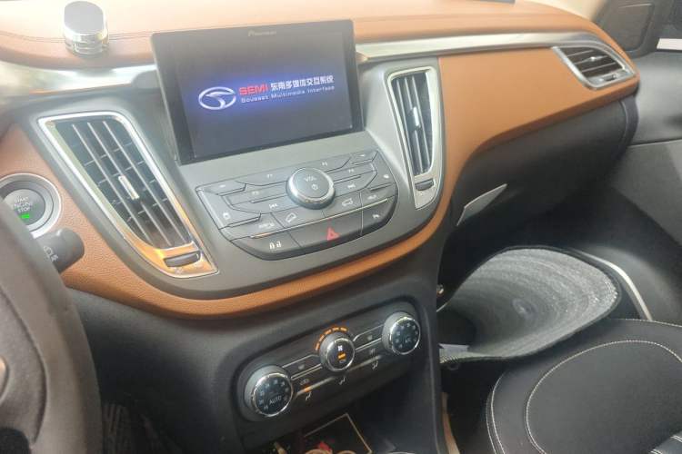 Used Soueast DX7 2018 1.5T Automatic Prestige Model Audio And AC Panel