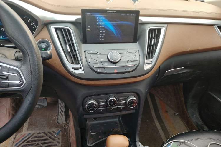 Used Soueast DX7 2018 1.5T Automatic Glory Edition Audio And AC Panel