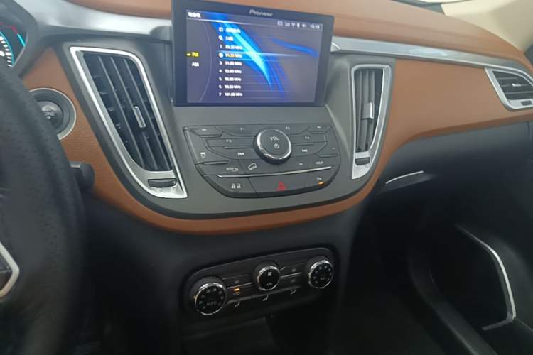 Used Soueast DX7 2018 1.5T Automatic Luxury Model Audio And AC Panel