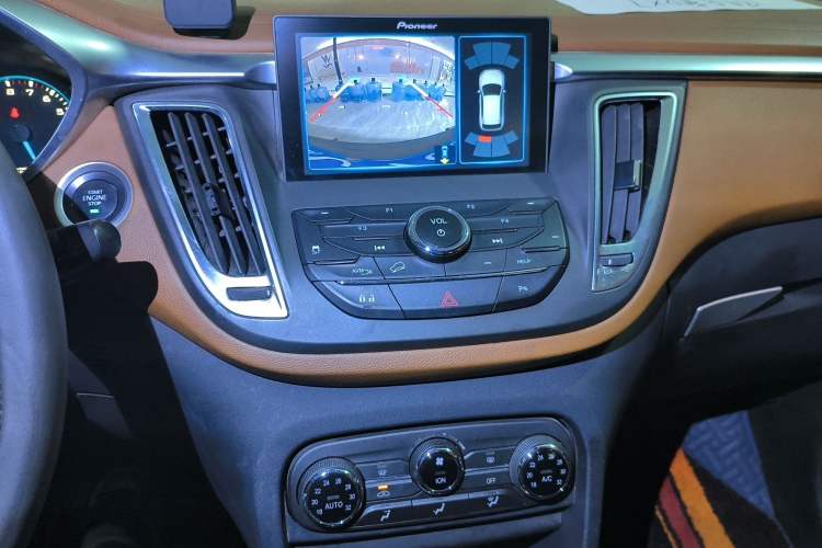 Used Soueast DX7 2018 1.5T Automatic Luxury Model Audio And AC Panel