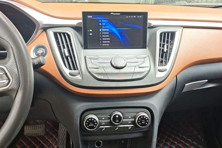 Used Soueast DX7 2018 1.5T Automatic Glory Edition Audio And AC Panel