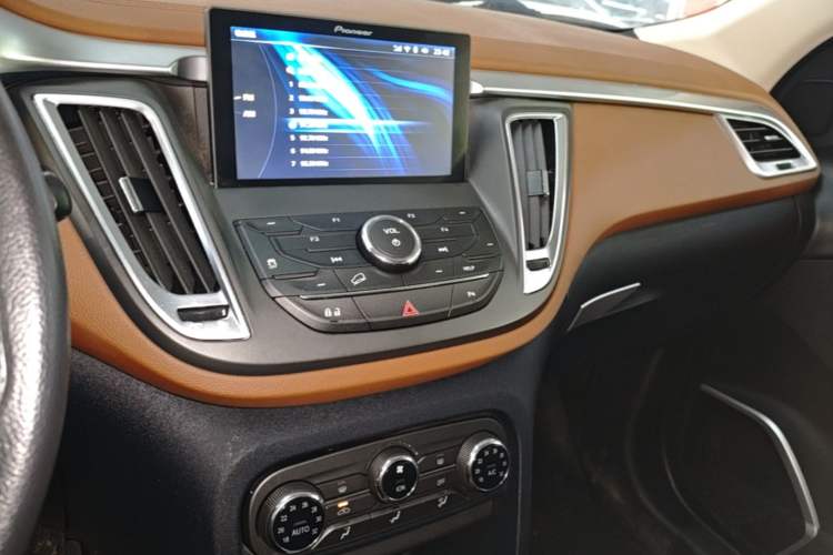 Used Soueast DX7 2018 1.5T Automatic Glory Edition Audio And AC Panel