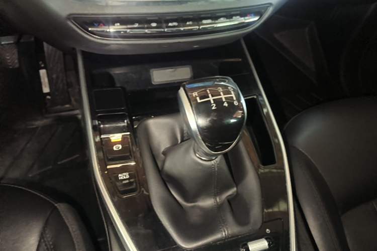 Used Soueast DX7 2018 Prime 1.5T Manual Smart Connect Starry Edition China V Standard Gear Lever