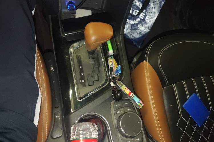 Used Soueast DX7 2018 1.5T Automatic Luxury Model Gear Lever
