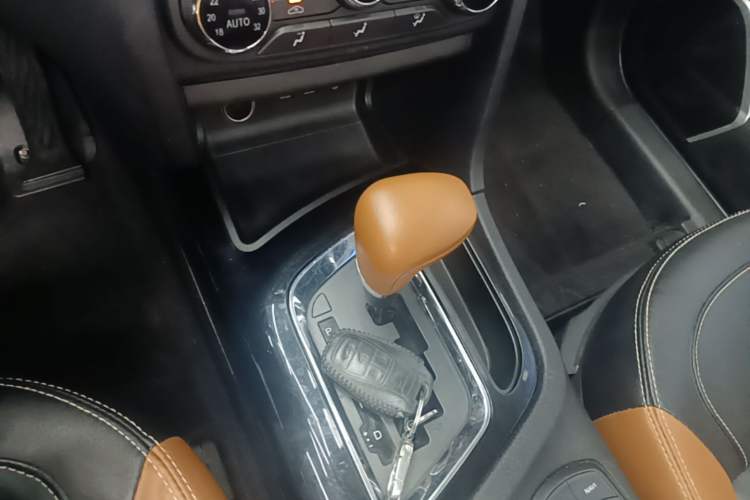 Used Soueast DX7 2018 1.5T Automatic Luxury Model Gear Lever