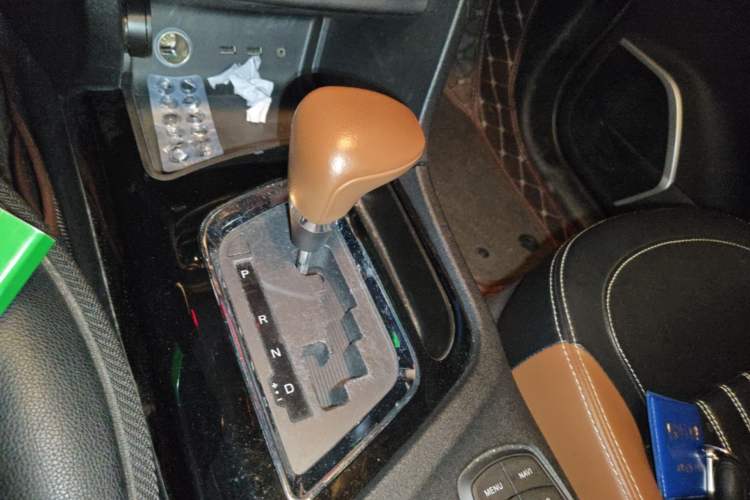 Used Soueast DX7 2018 1.5T Automatic Luxury Model Gear Lever