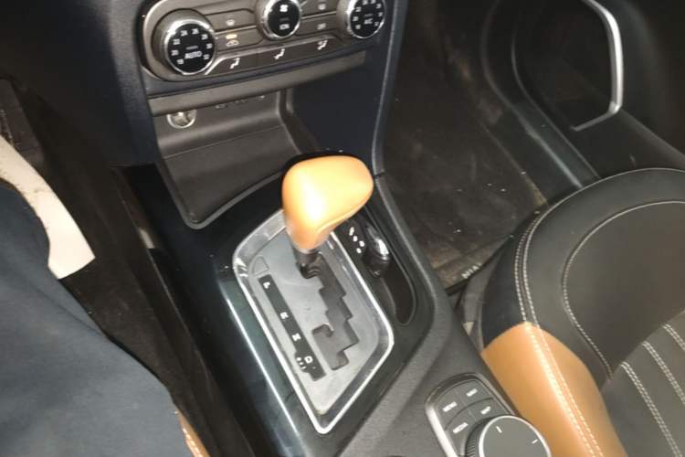 Used Soueast DX7 2018 1.5T Automatic Glory Edition Gear Lever