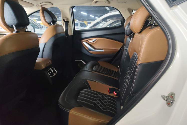 Used Soueast DX7 2018 1.5T Manual Triumph Edition Interior 4