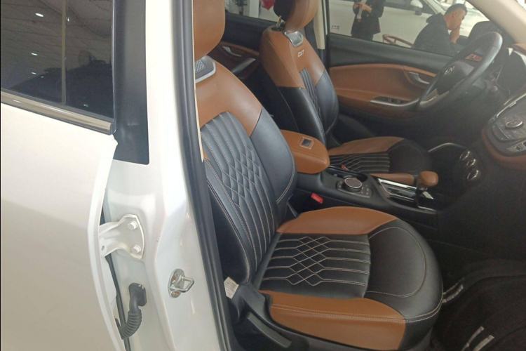 Used Soueast DX7 2018 1.5T Automatic Glory Edition Interior 4