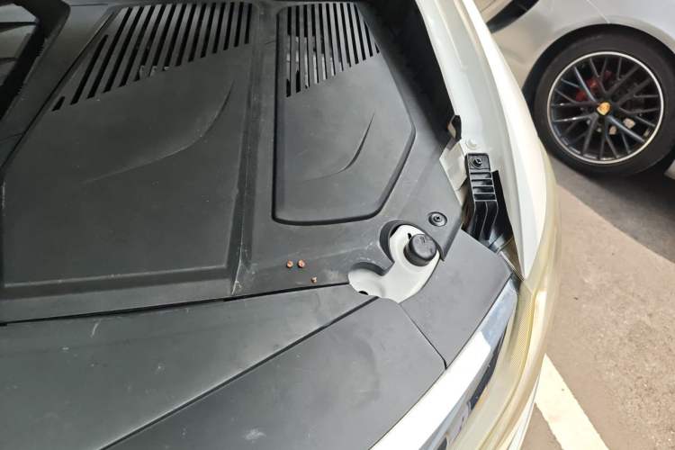 Used Soueast DX7 2019 1.5T Automatic Smart Connect Fashion Edition China VI Standard Engine Bay Left