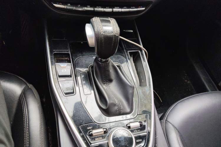 Used Soueast DX7 2019 1.5T Automatic Smart Connect Flagship Edition China VI Standard Gear Lever