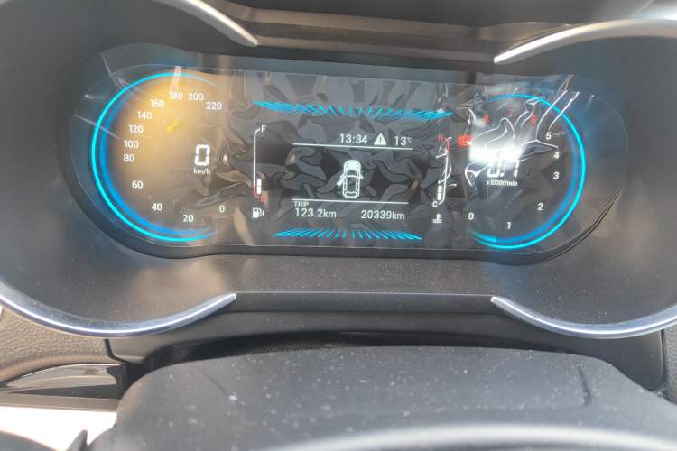 Used Soueast DX8 2022 1.5T Manual Amazon Edition 5 Seats Odometer Close Up