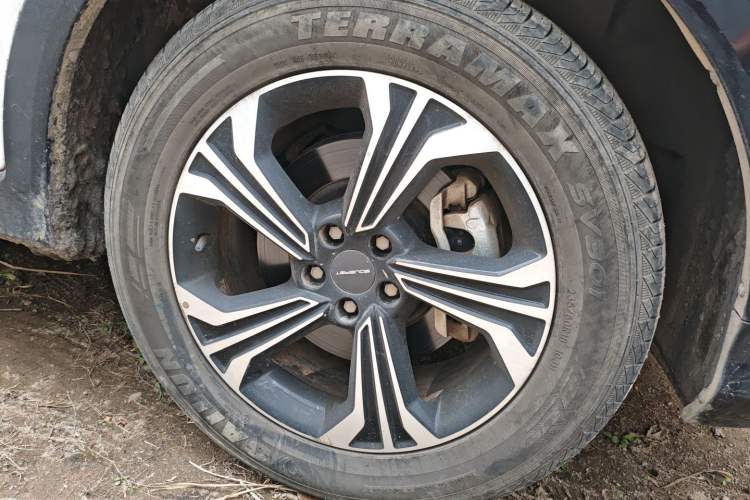 Used Soueast DX8S 2022 1.5T DCT Chieftain Edition 5 Seats Right Front Wheel Hub