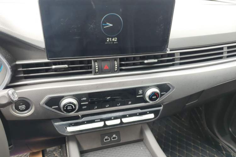 Used Soueast DX8S 2022 1.5T DCT Gulf Edition 7-Seater Audio And AC Panel