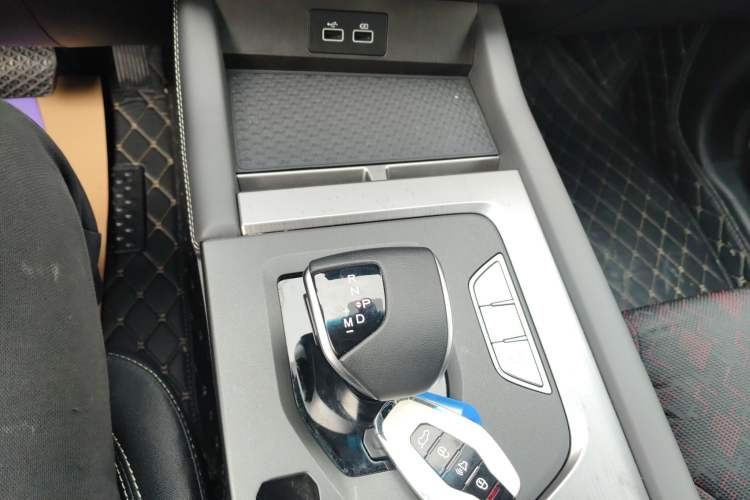 Used Soueast DX8S 2022 1.5T DCT Gulf Edition 7-Seater Gear Lever