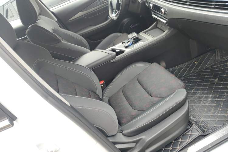 Used Soueast DX8S 2022 1.5T DCT Gulf Edition 7-Seater Right Front Seat
