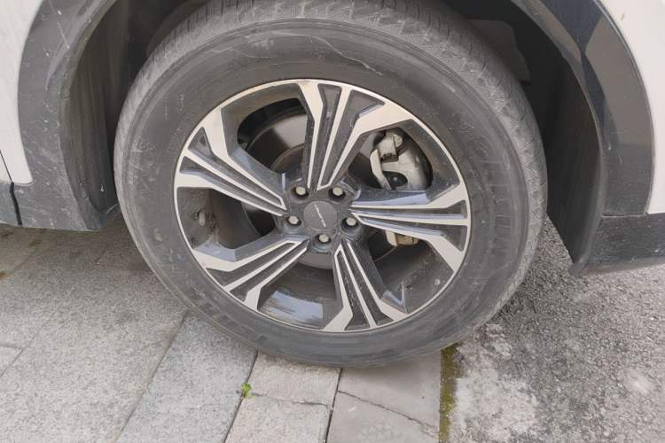 Used Soueast DX8S 2022 1.5T DCT Chieftain Edition 5 Seats Right Front Wheel Hub