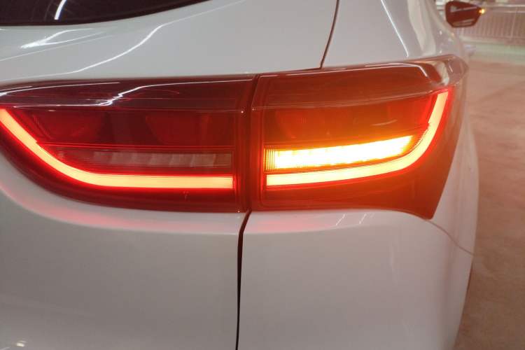 Used Soueast DX8S 2022 1.5T DCT Chieftain Edition 7-Seater Right Rear Taillight